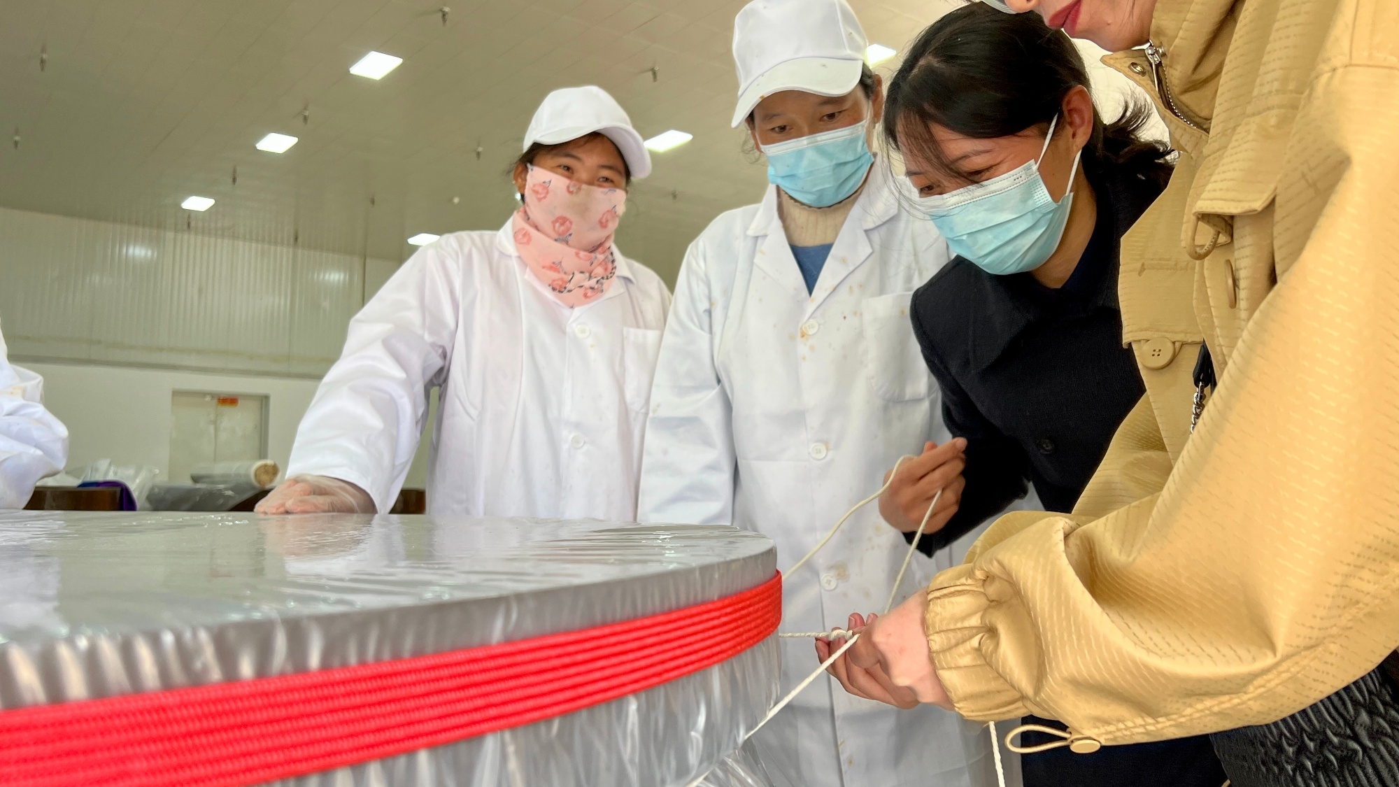 出醇香酒 盐源苹果产业链再升级不朽情缘平台登录网页苹果“酿”(图2)